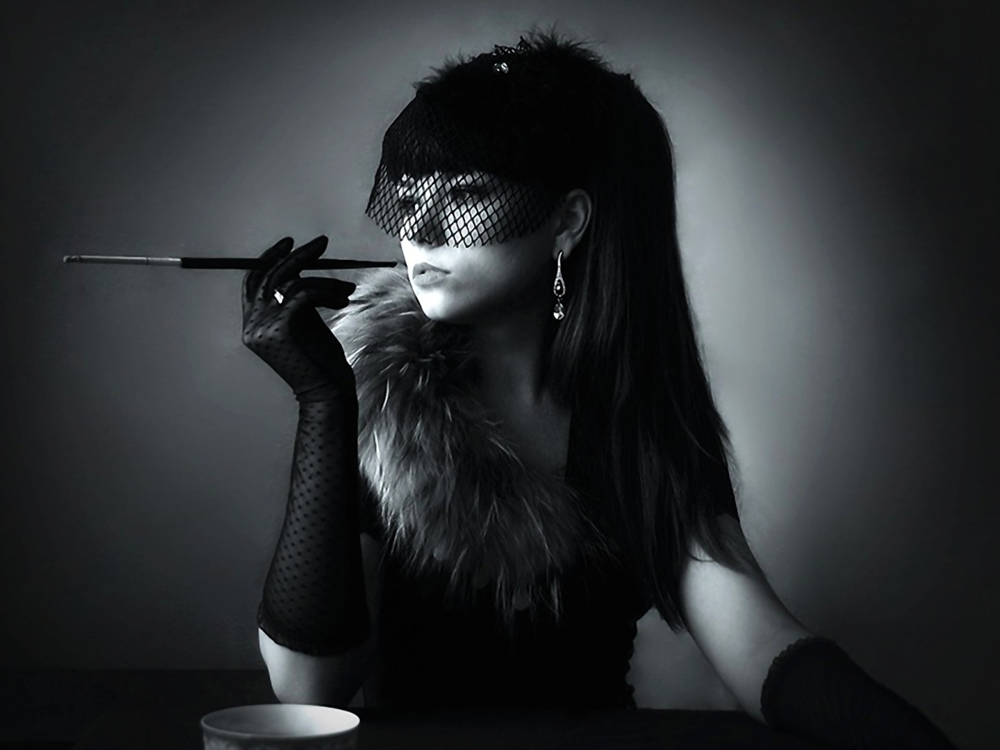 Курящая девушка в стиле ретро