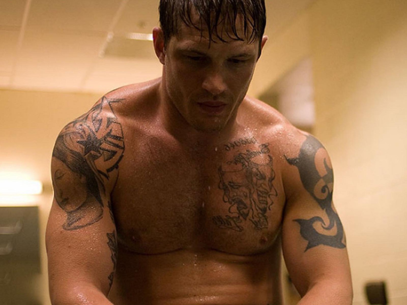 Боец с татуировками