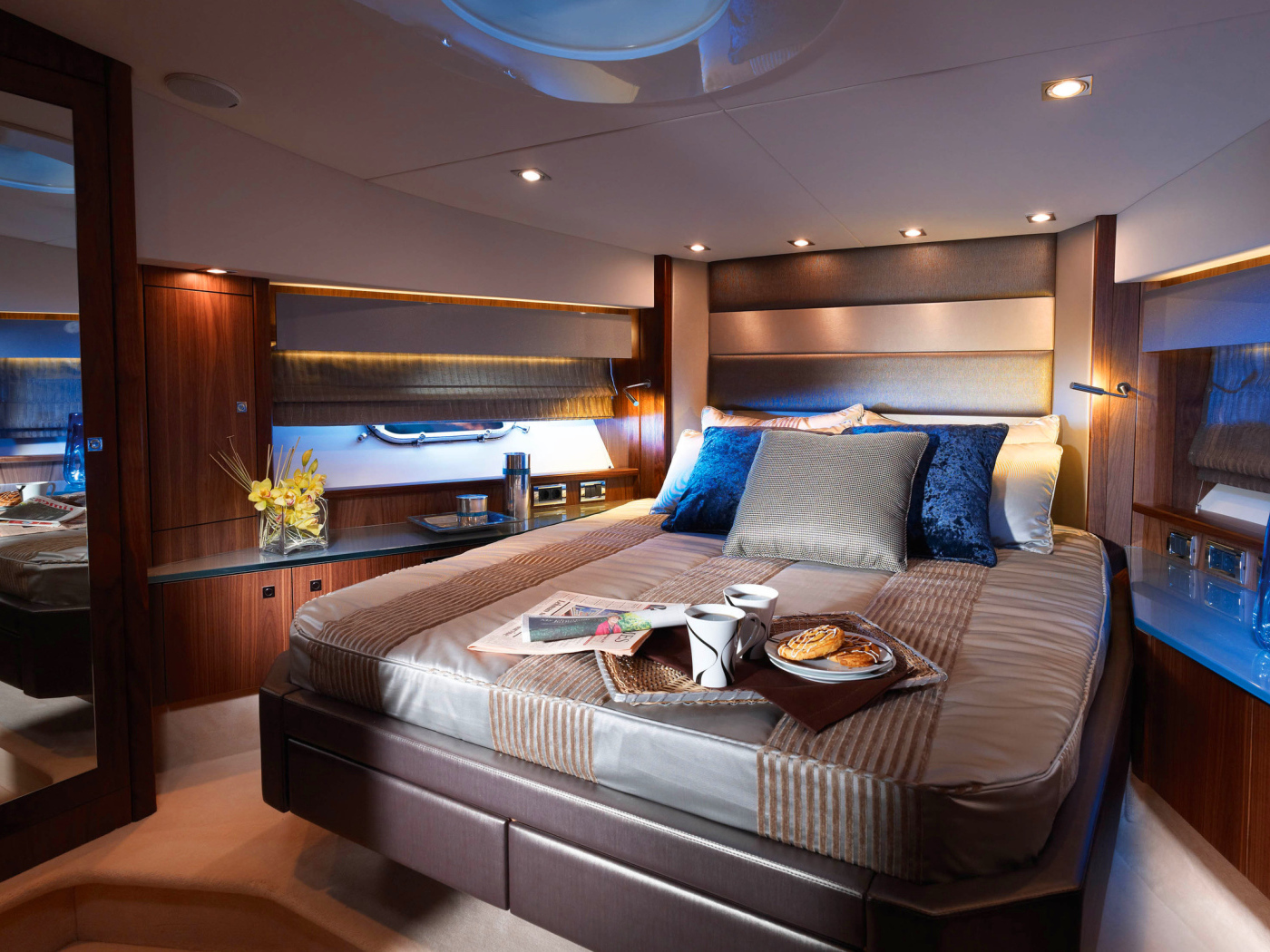 Просторная кровать в спальне