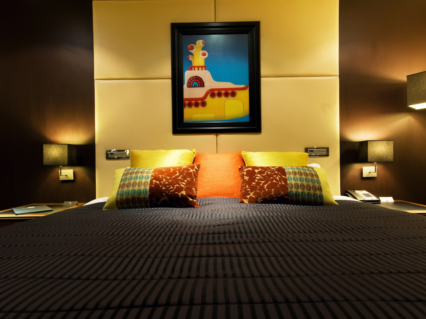 Просторная кровать в детской комнате