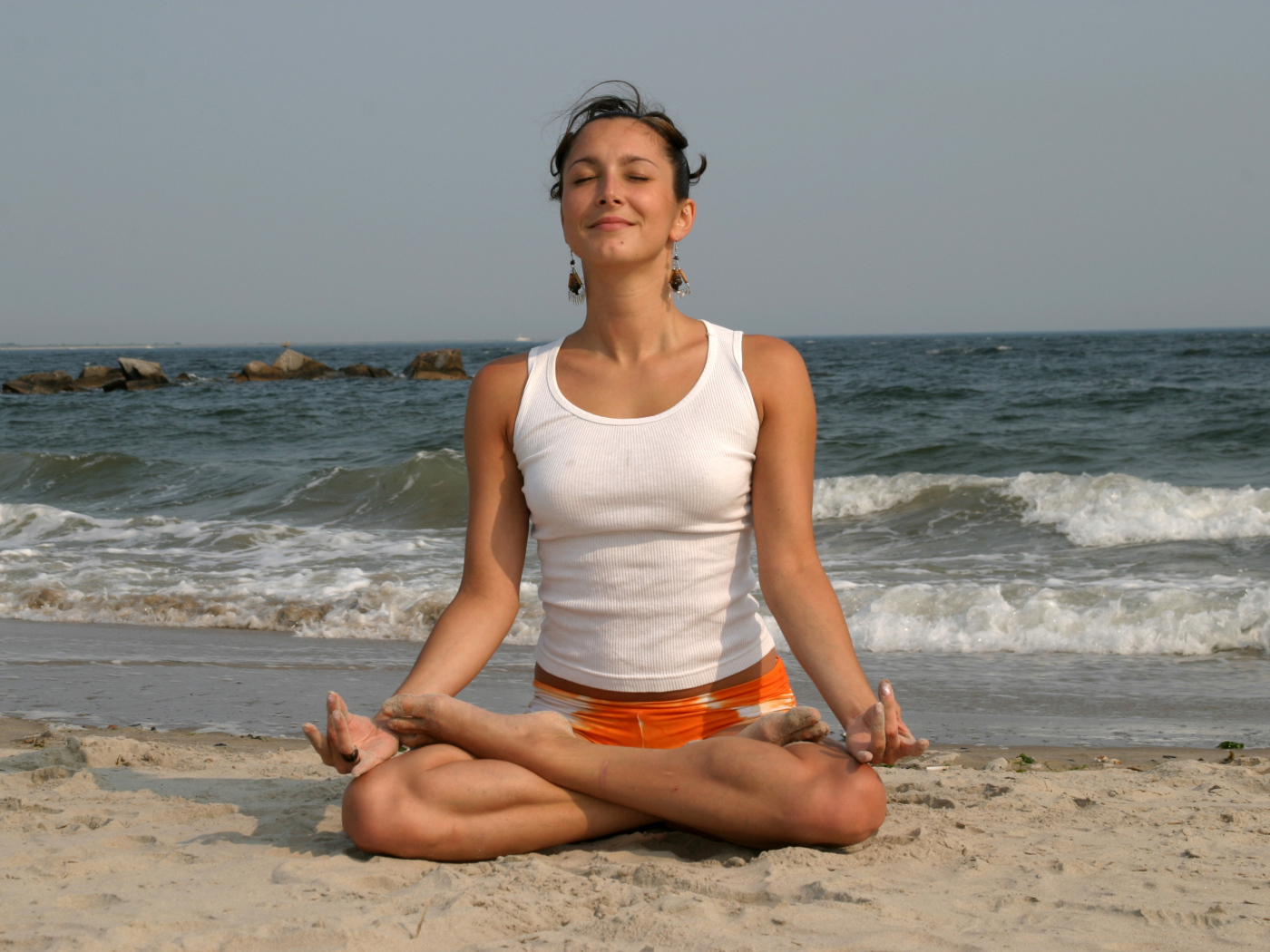 Спортивная девушка медитирует