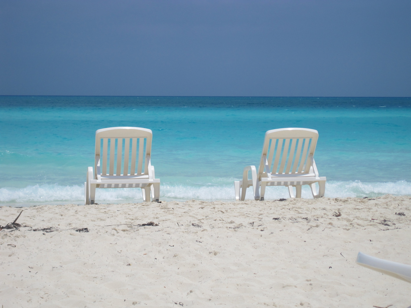 Лежаки на пляже на курорте Кайо Санта Мария, Куба