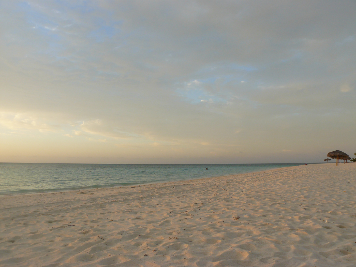 Закат на пляже на курорте Гуардалавака, Куба