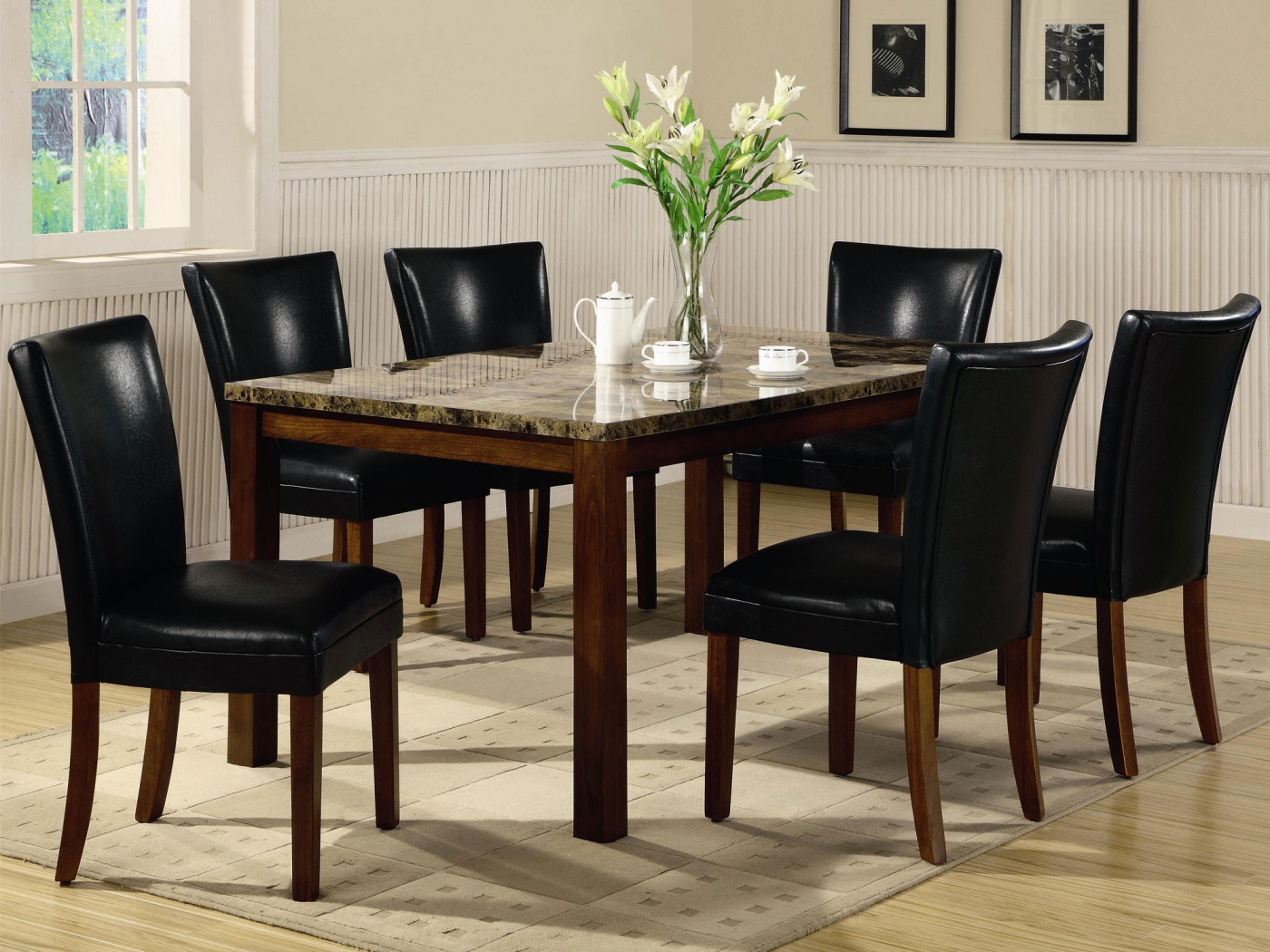 Чай на столе в столовой