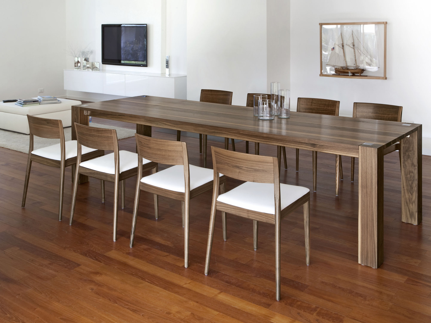 Длинный стол в столовой