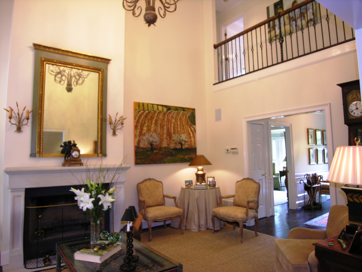 Зеркало над камином в гостиной