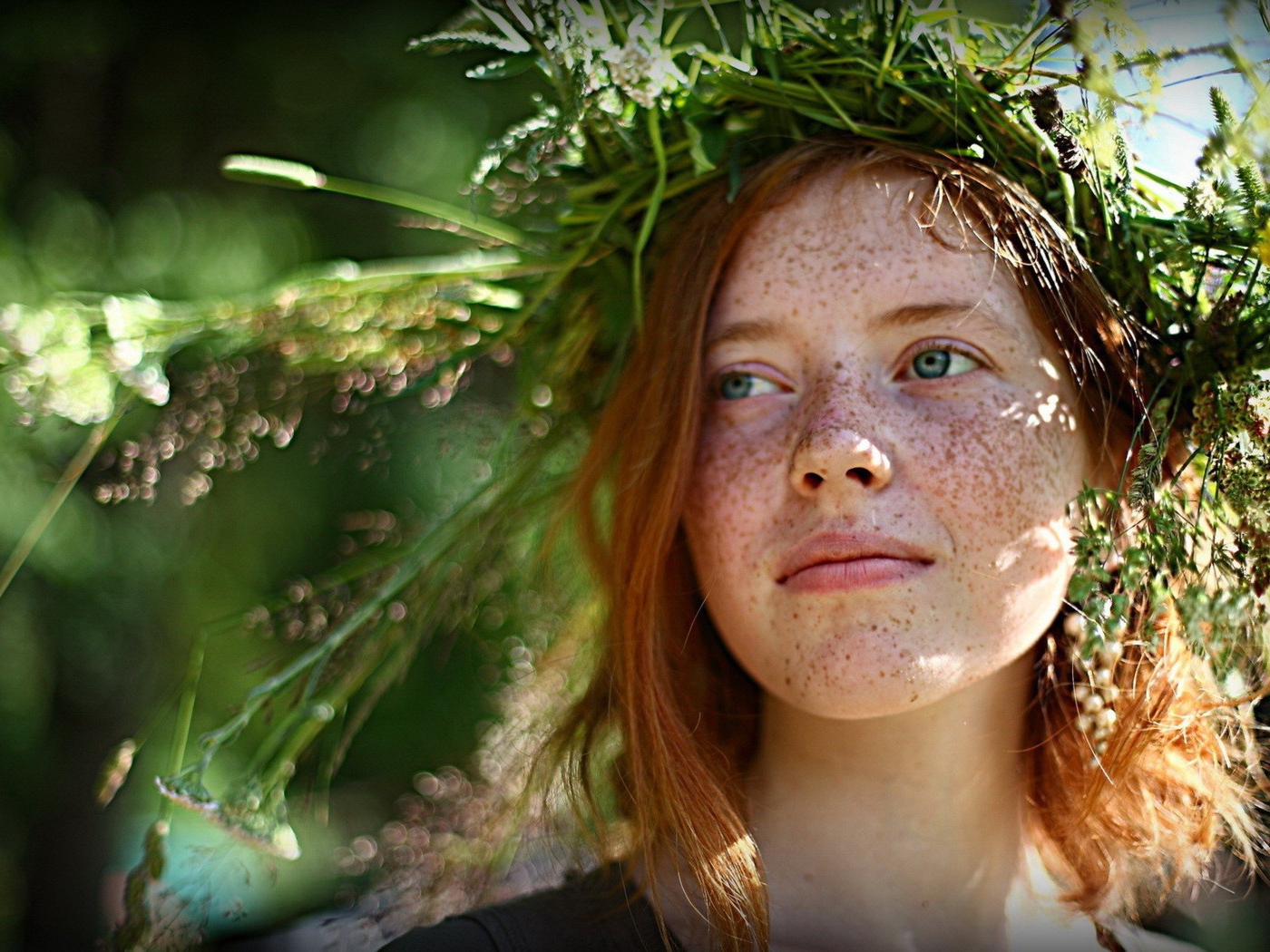 Рыжая девочка с венком на голове