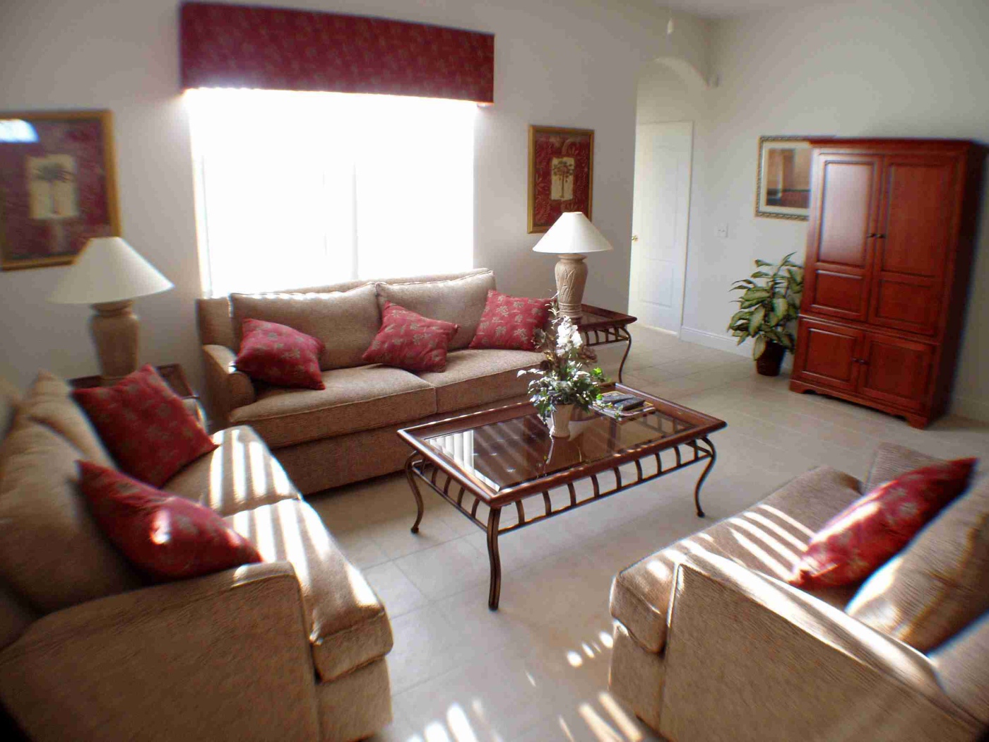 Красный цвет в оформлении гостиной