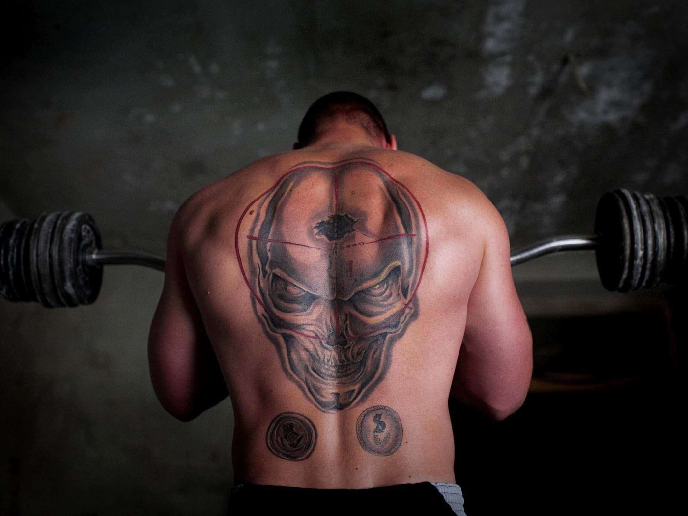 Череп на спине спортсмена