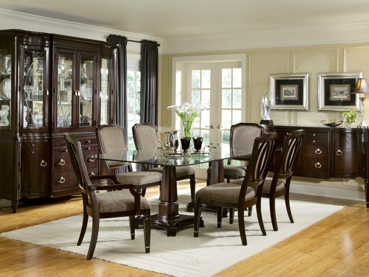 Просторная столовая в доме