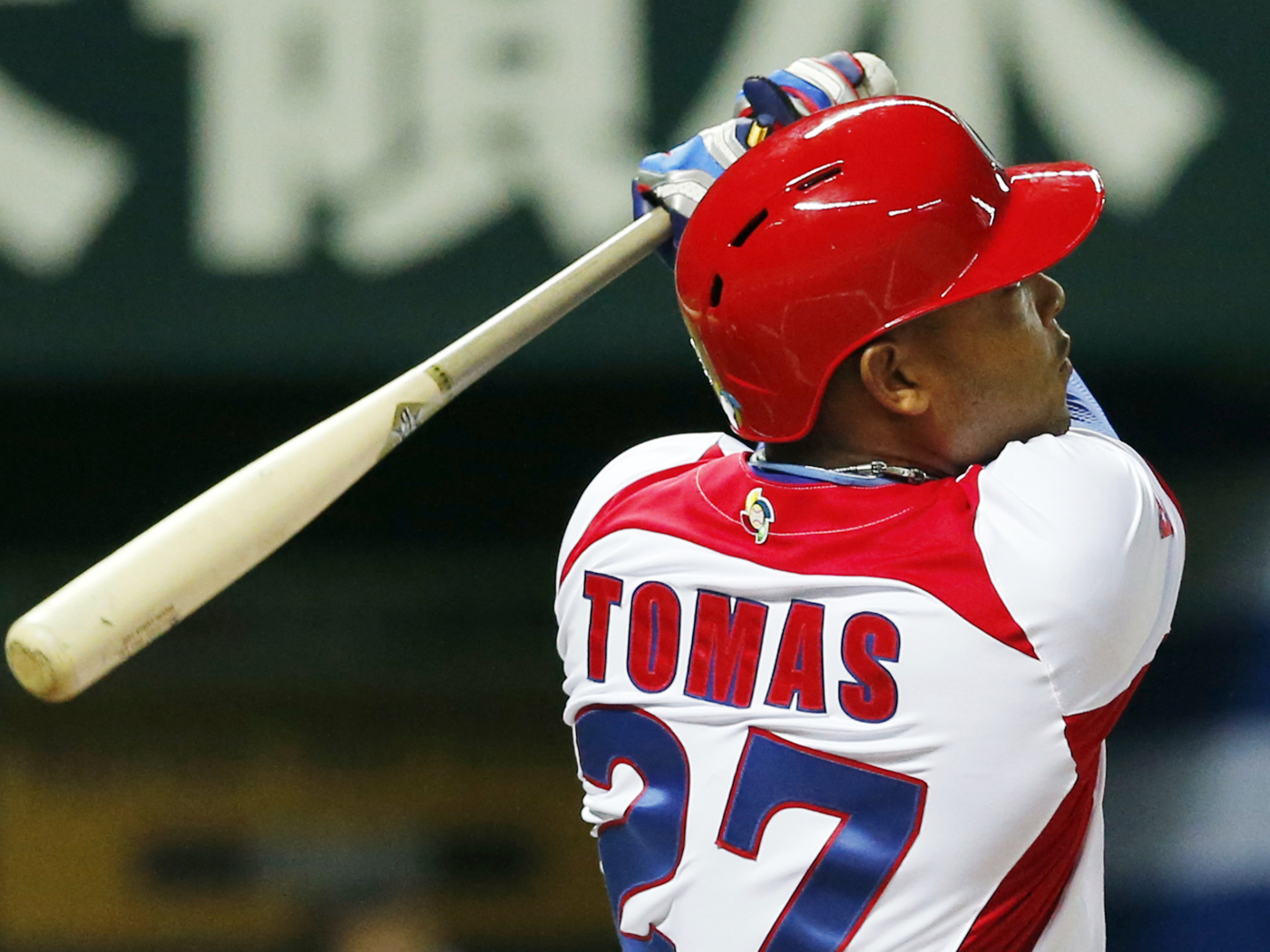 Томас Ясмани играет в бейсбол