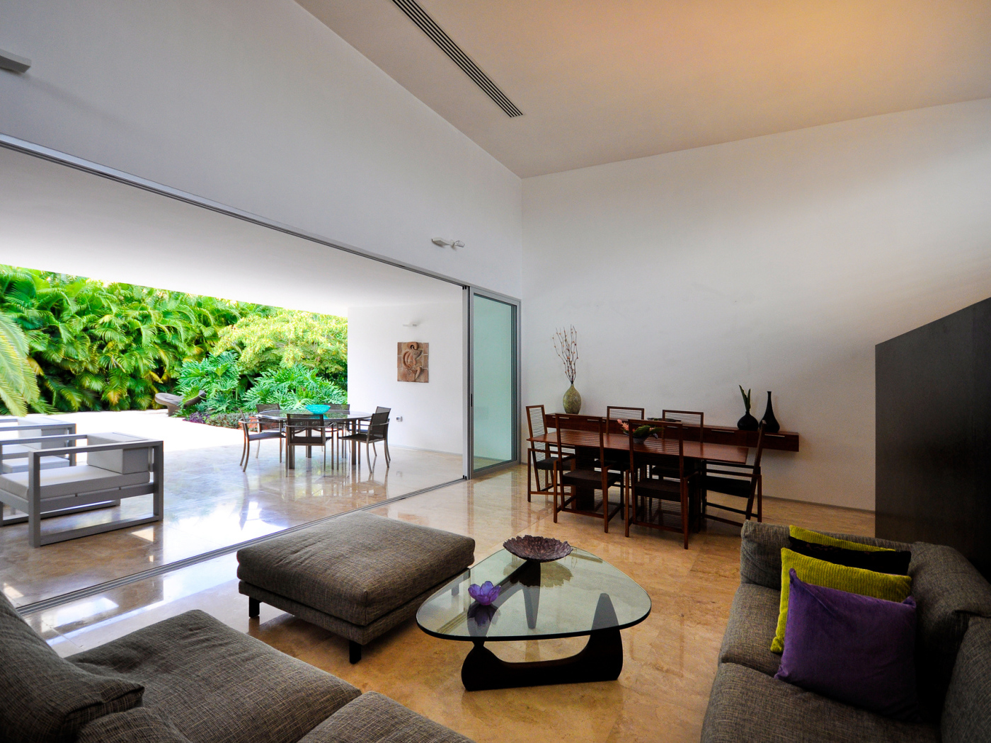 Прозрачная стена в столовой