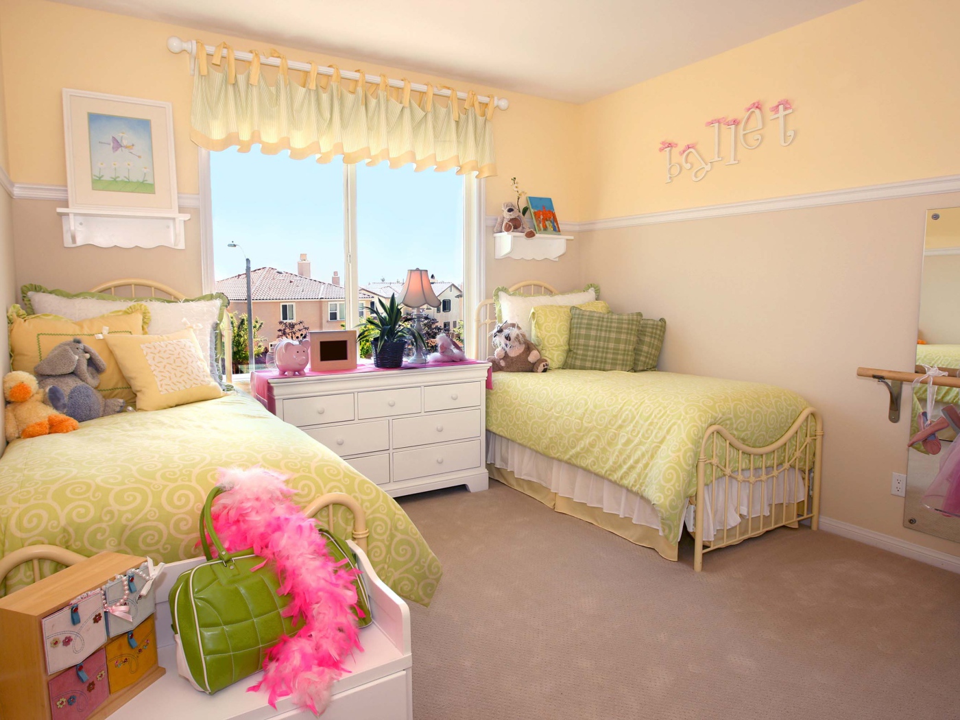 Две кровати для близняшек