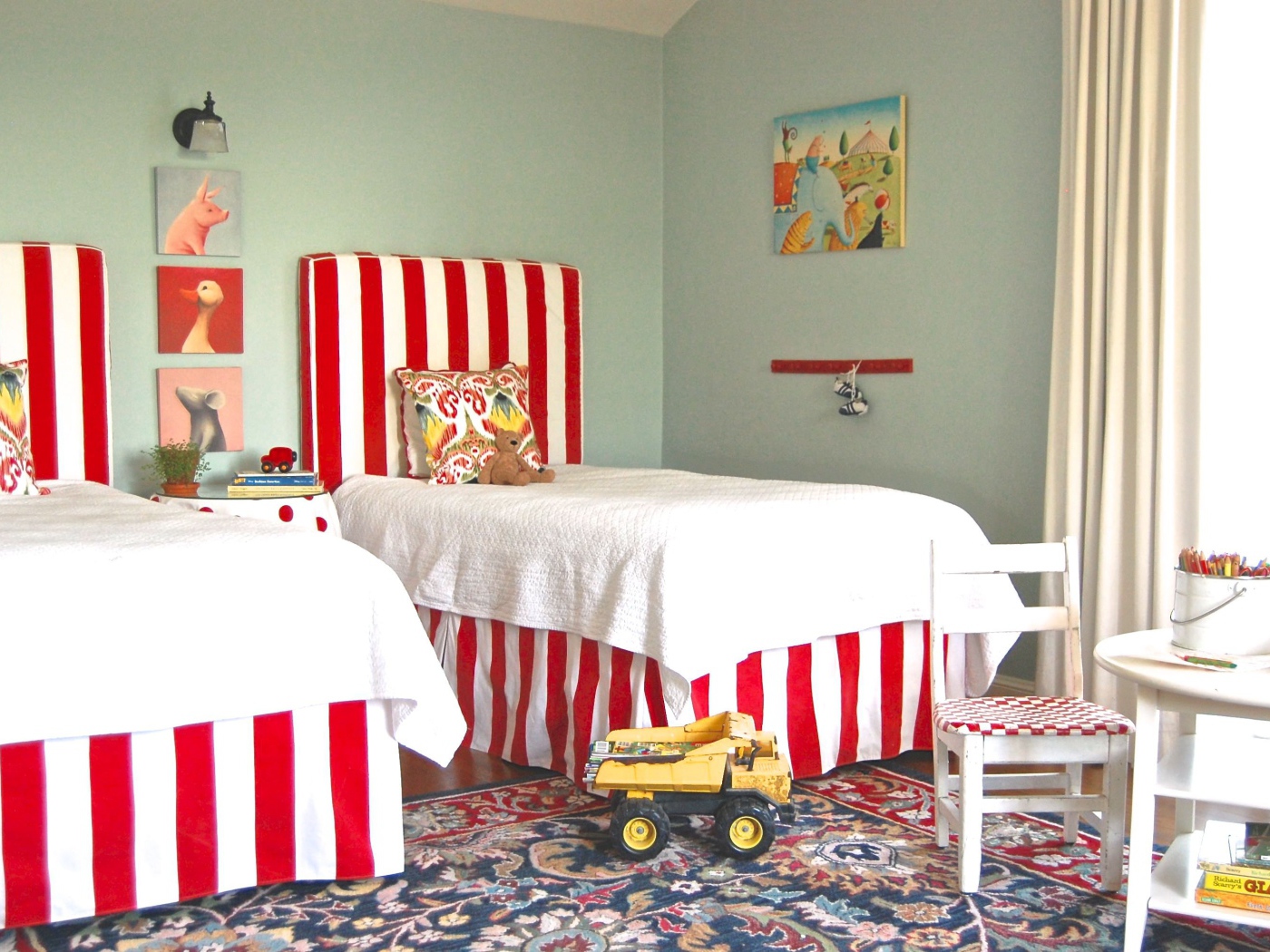 Белые покрывала на кроватях в детской