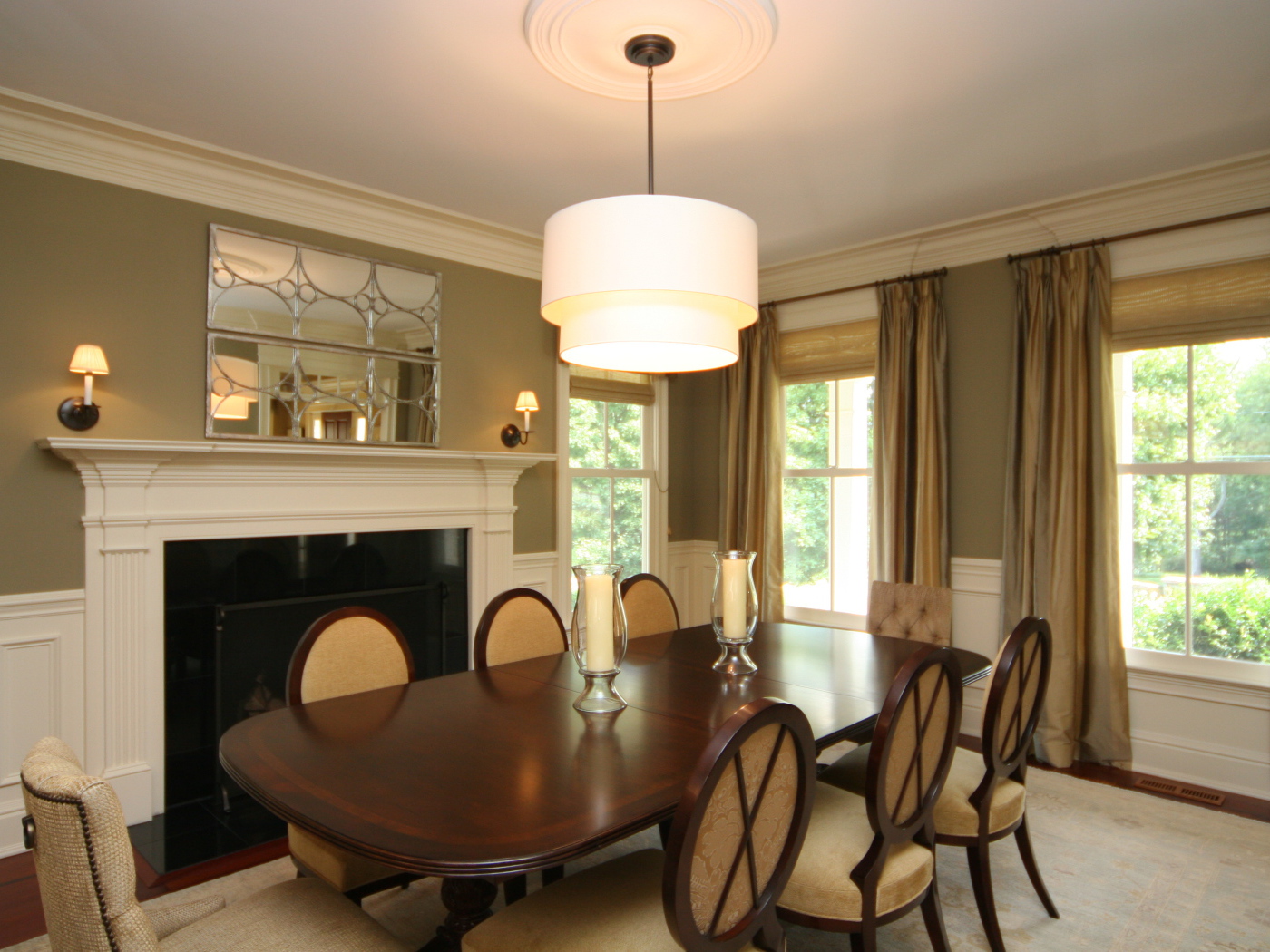 Белая люстра над столом в столовой