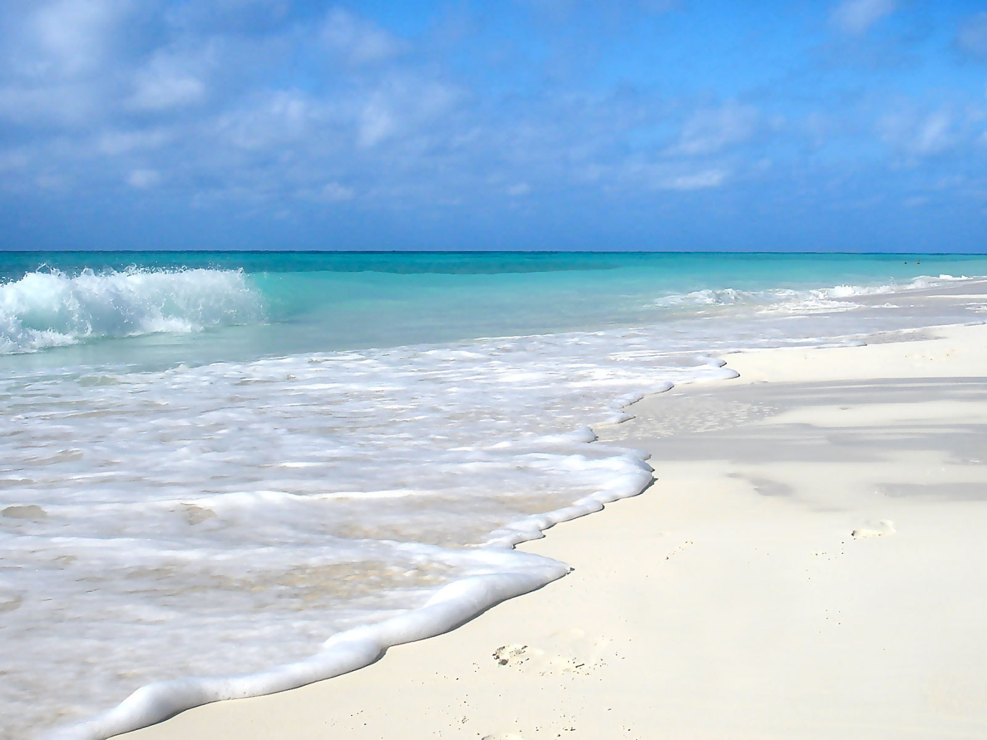 Белый песок на пляже на курорте Кайо Энсеначос, Куба