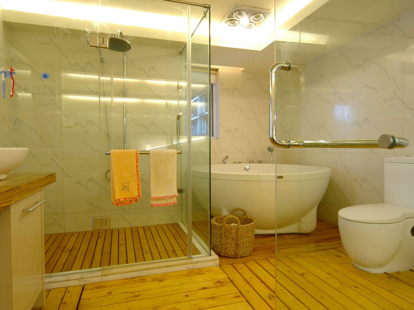 Деревянный пол в ванной