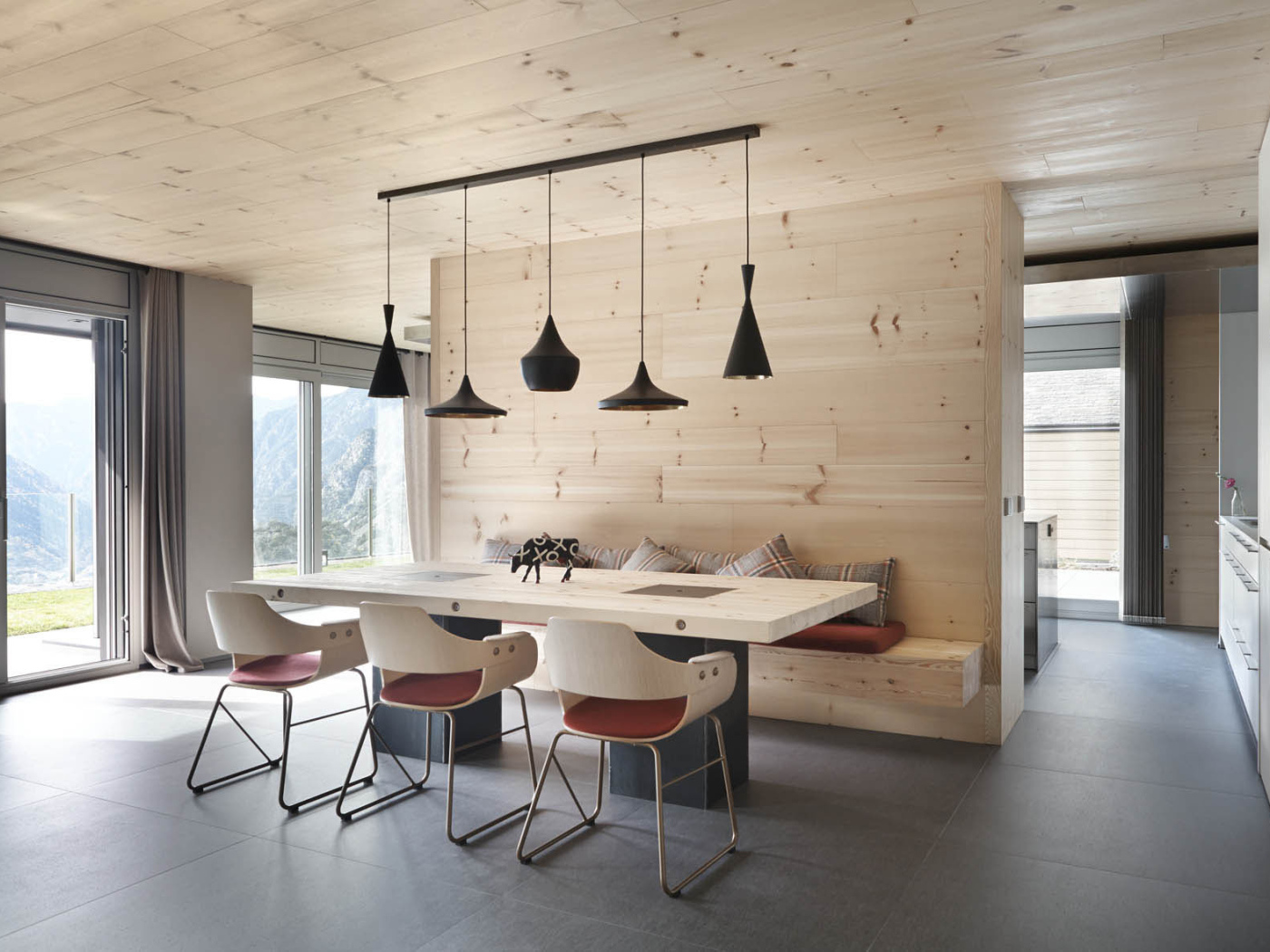 Деревянные стены и потолок в столовой