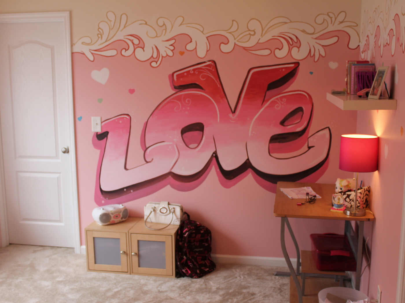 Надпись на стене в детской комнате
