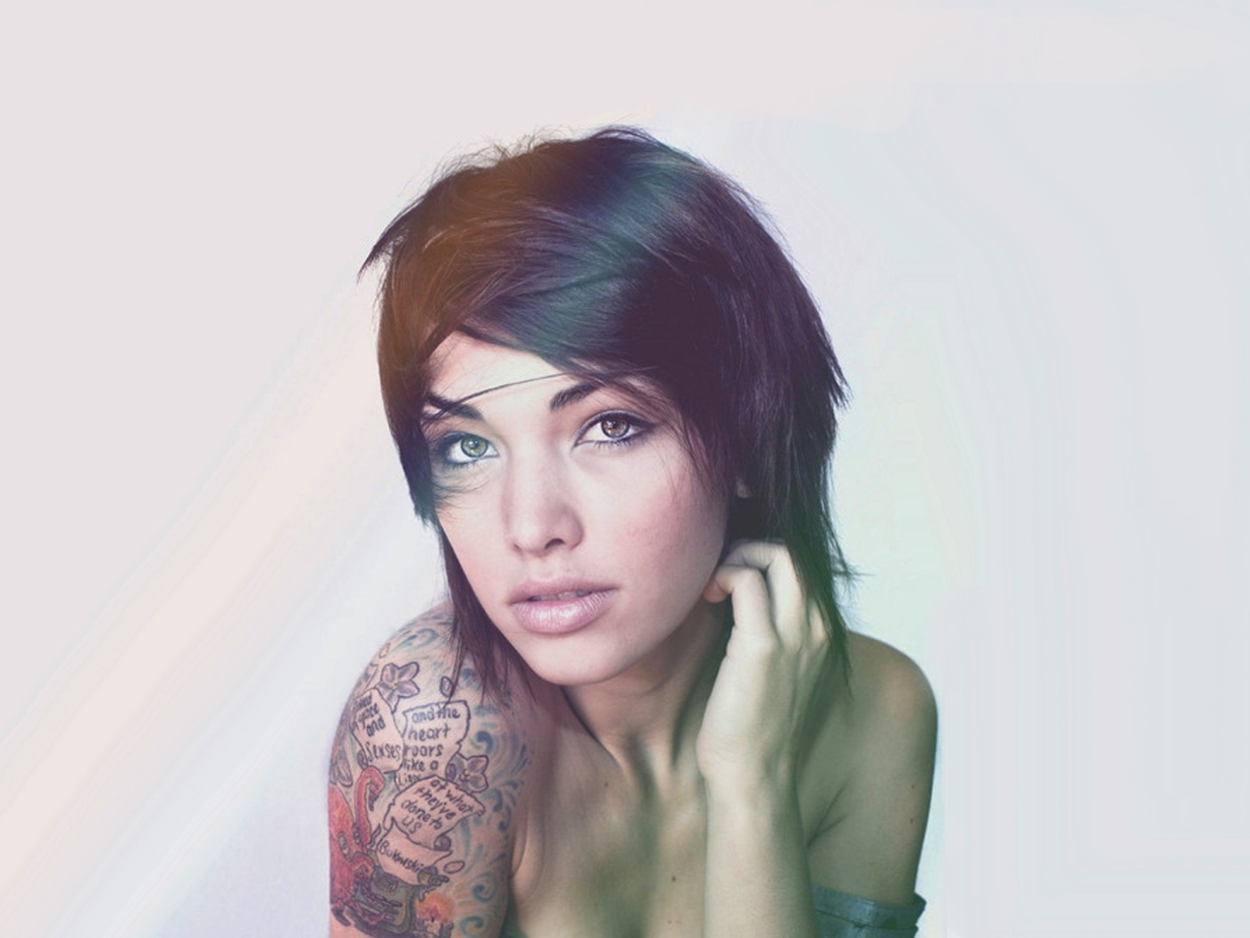 Девушка с татуировкой на плече