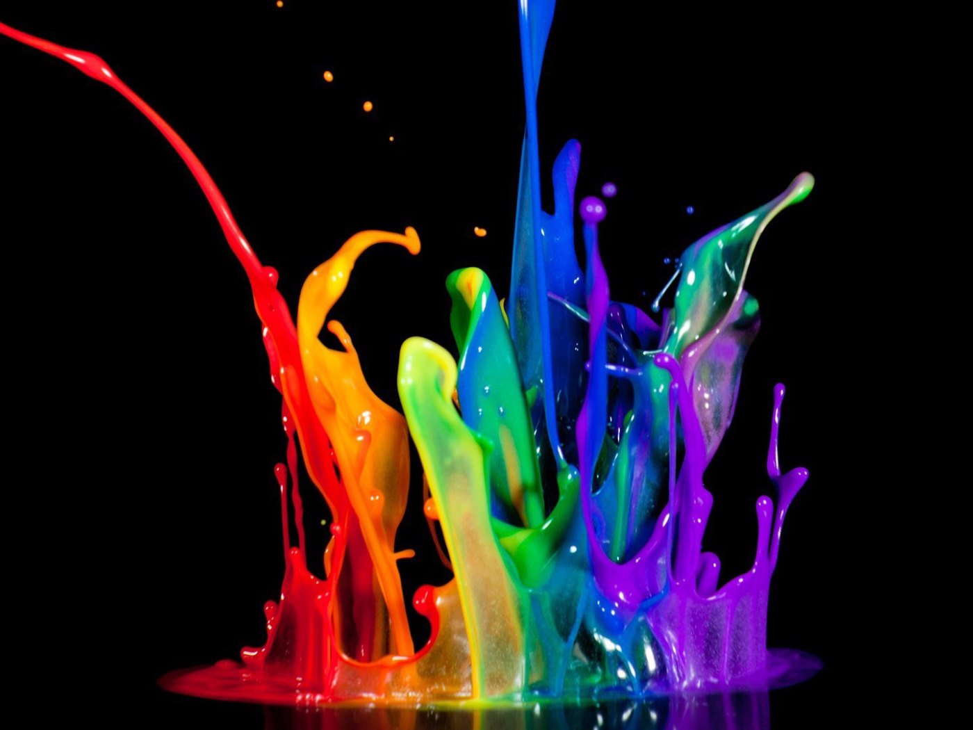 Всплески краски на черном фоне, искусство