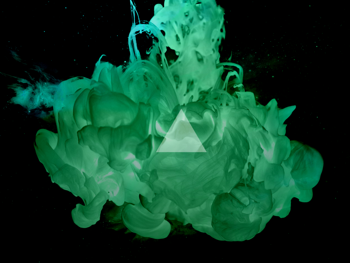 Треугольник на фоне зеленого дыма