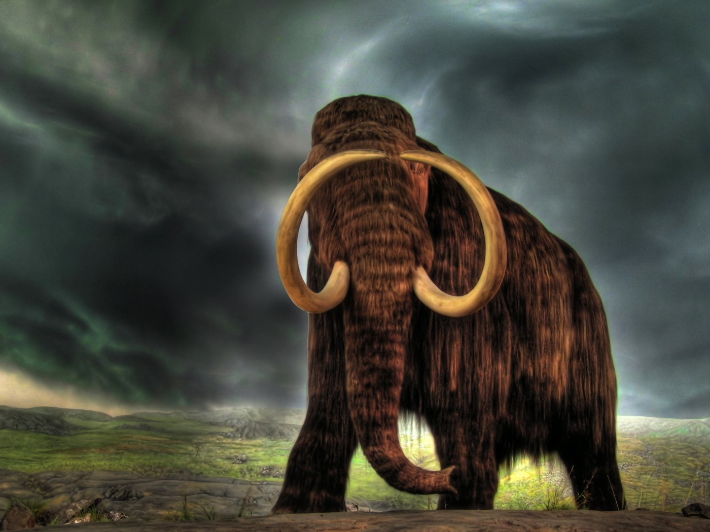 Косматый мамонт на фоне неба