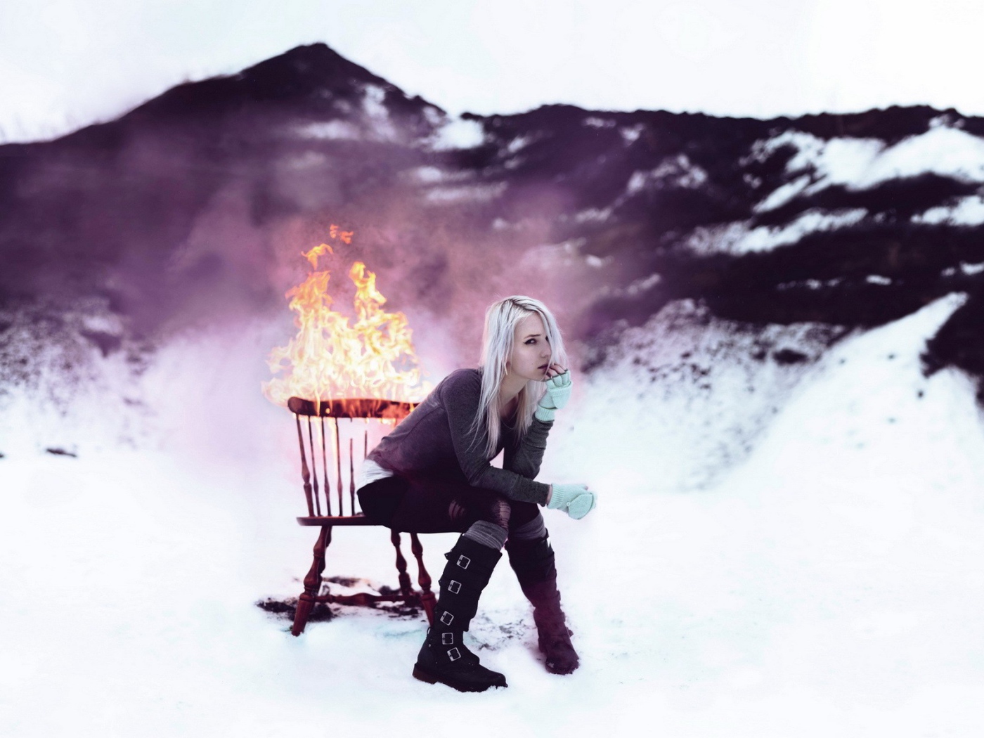 Девушка сидит на горящем стуле