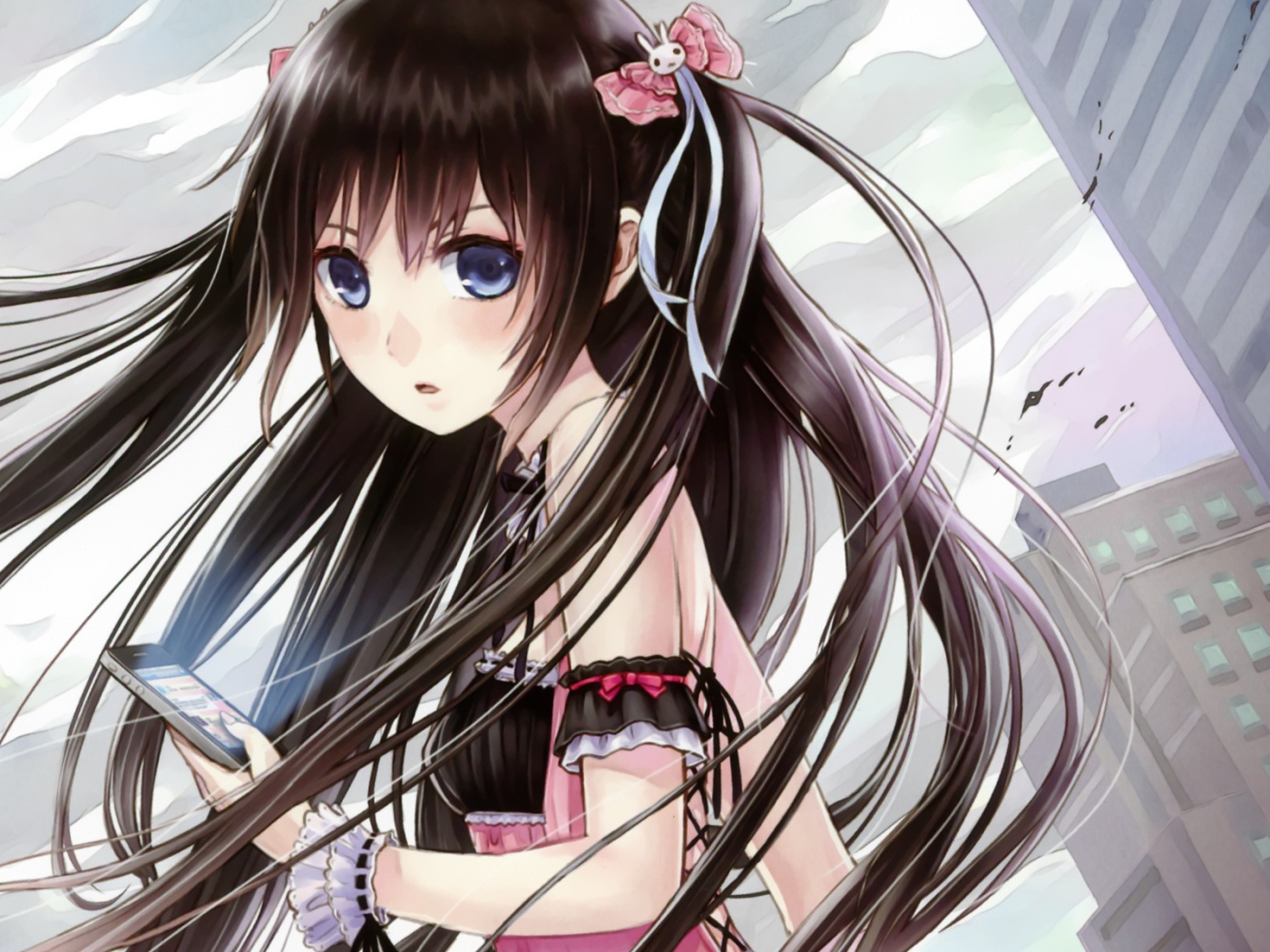 Аниме девушка со смартфоном в руке