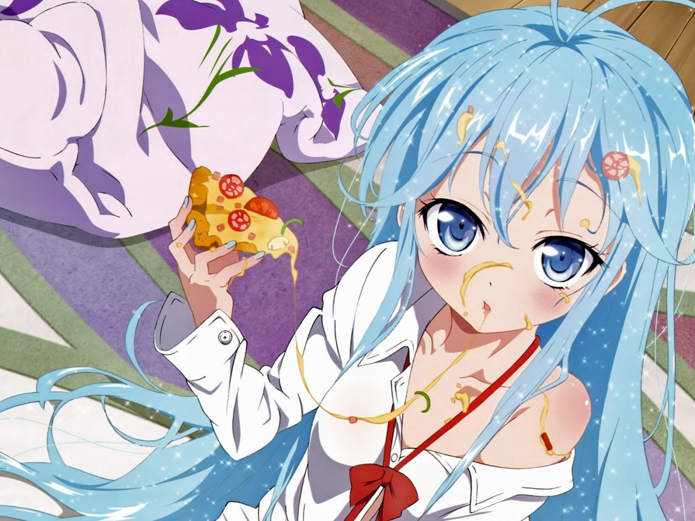 Девушка ест пиццу в аниме Моя кузина - инопланетянка