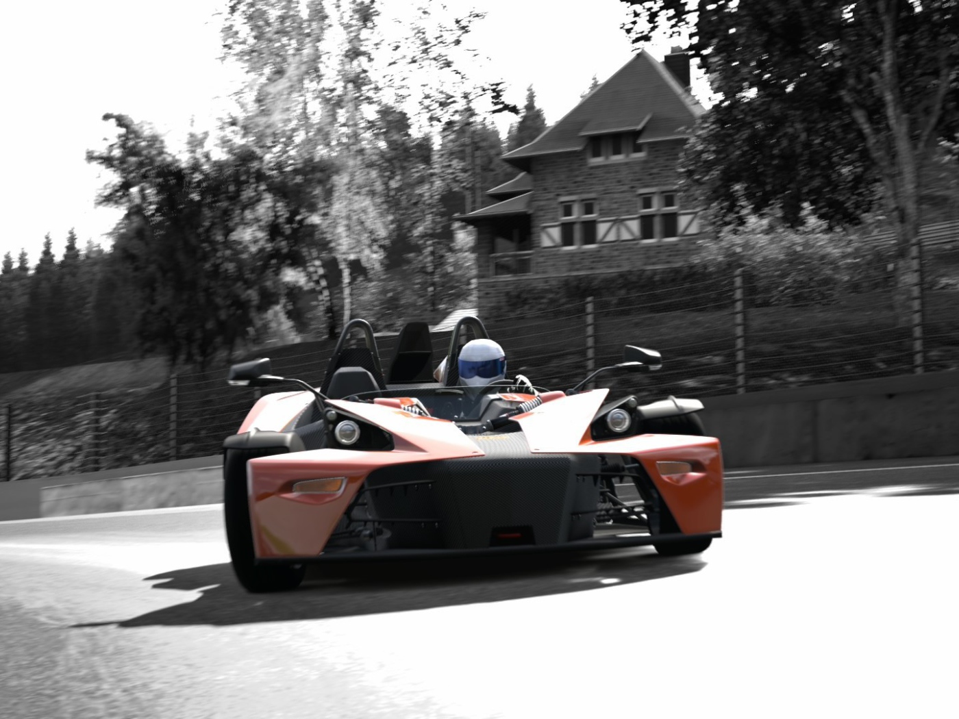 Гоночный болид на городской улице