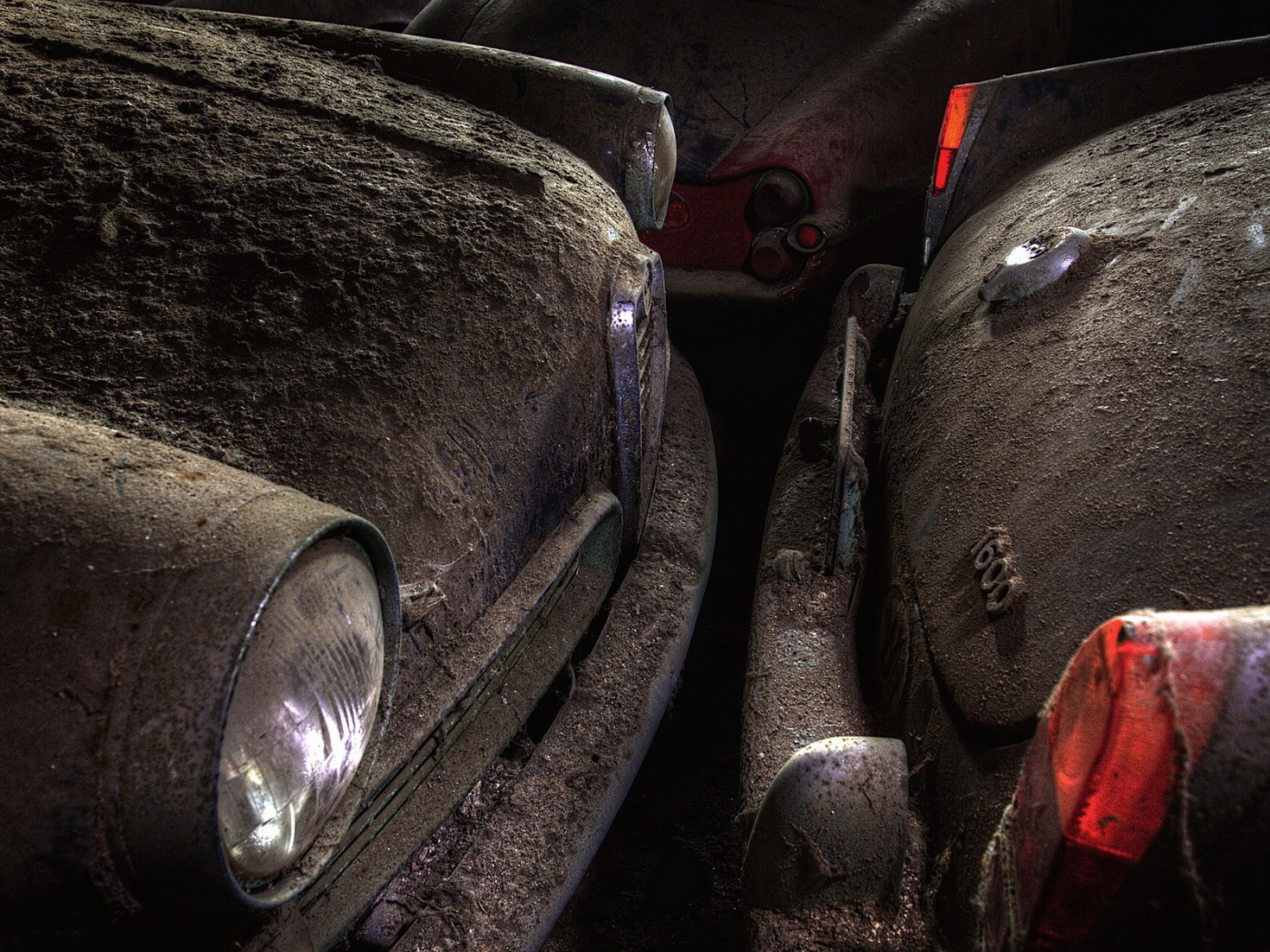 Толстый слой пыли на старых автомобилях