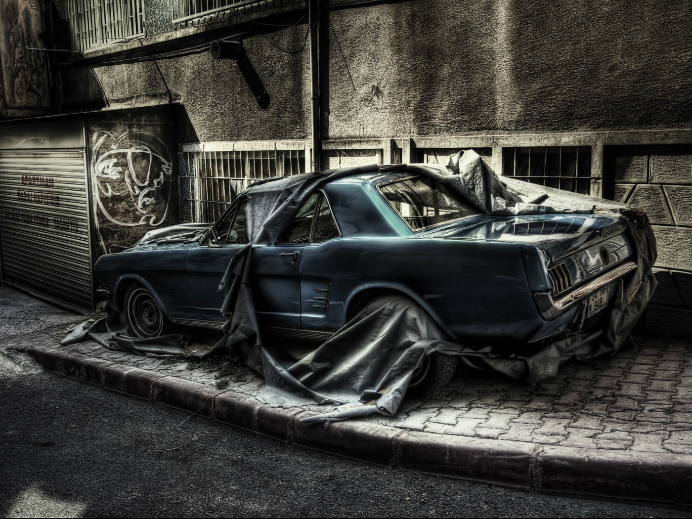 Брошенный автомобиль на городской улице, фото HDR