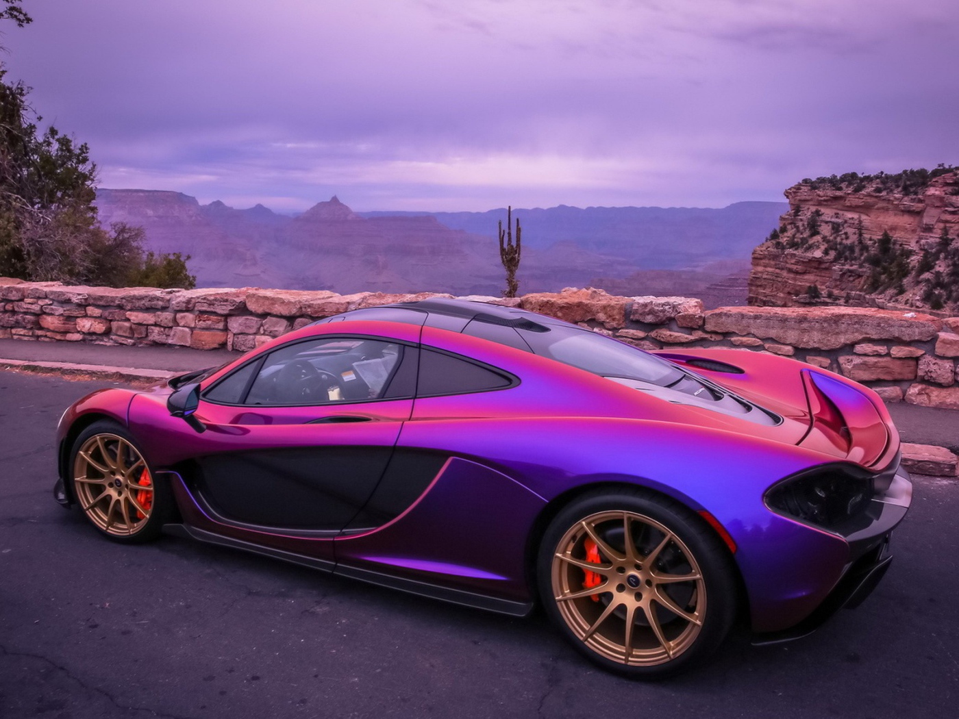 Красивый автомобиль McLaren Р1