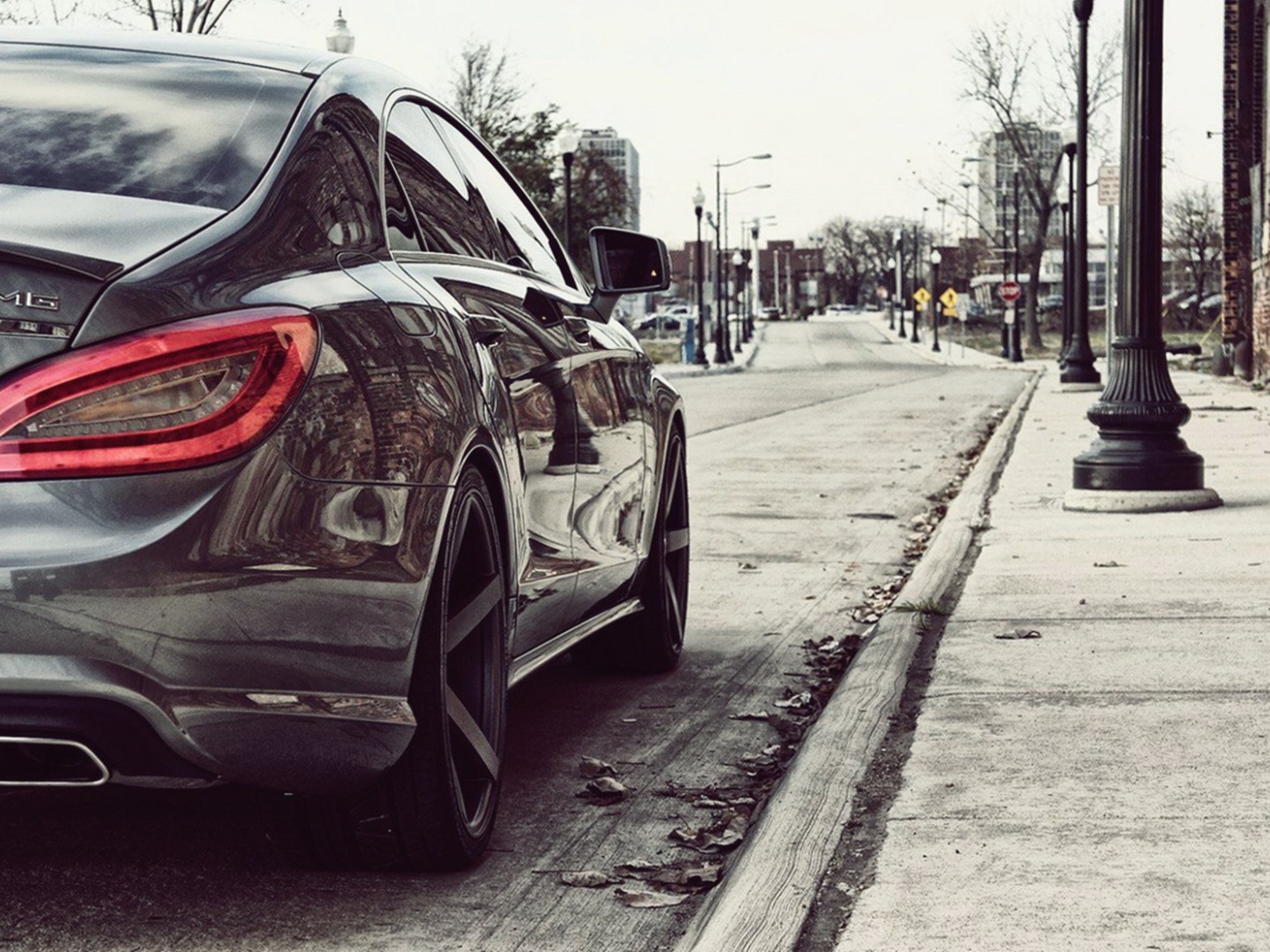 Красивый дорогой автомобиль на улице