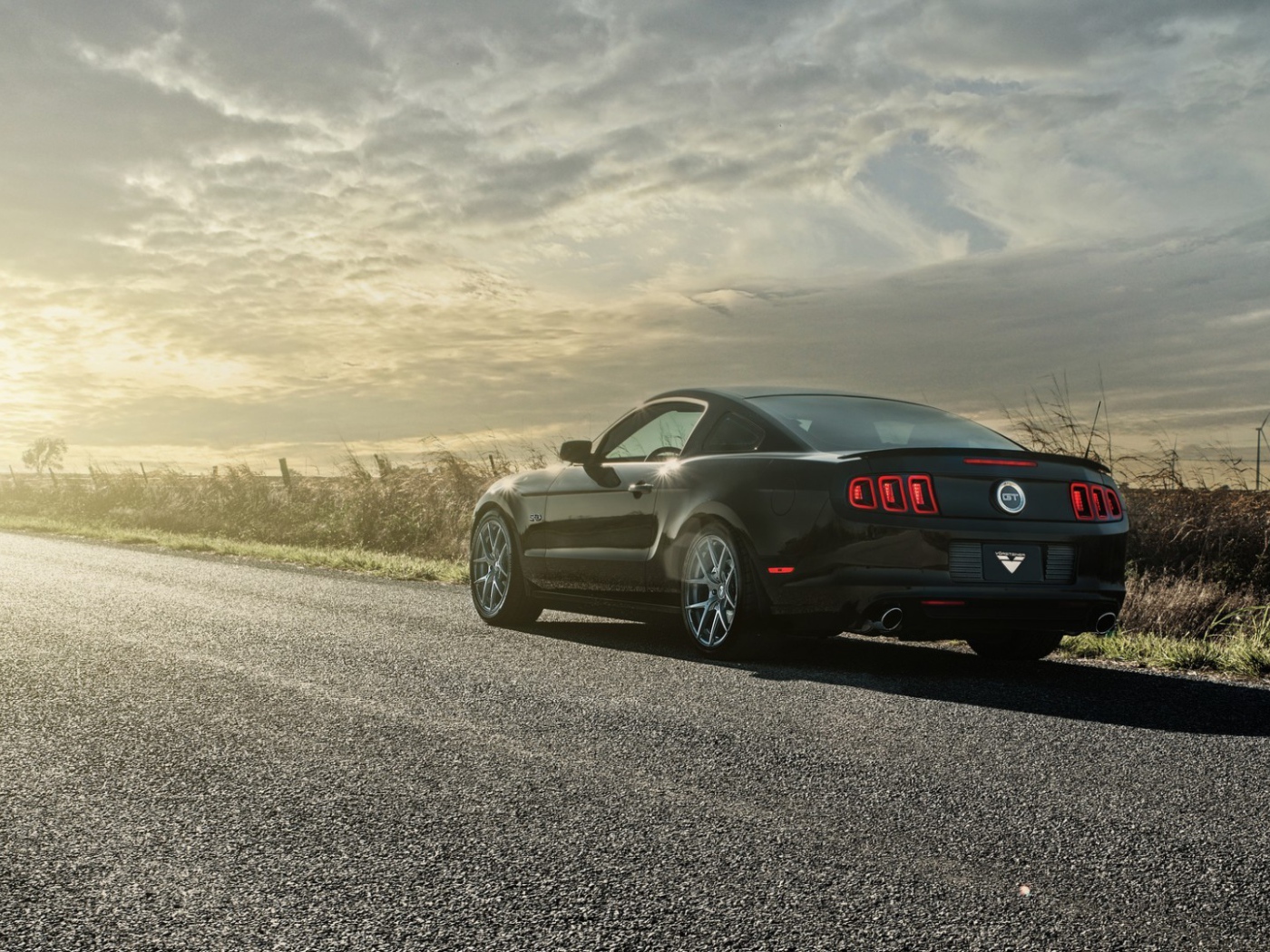 Черный автомобиль припаркован на трассе