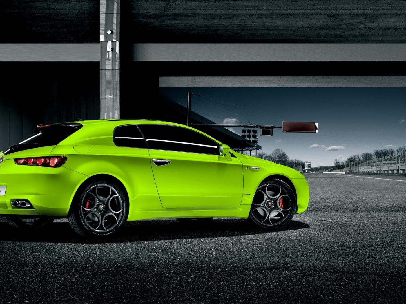 Ярко зеленый автомобиль на улице