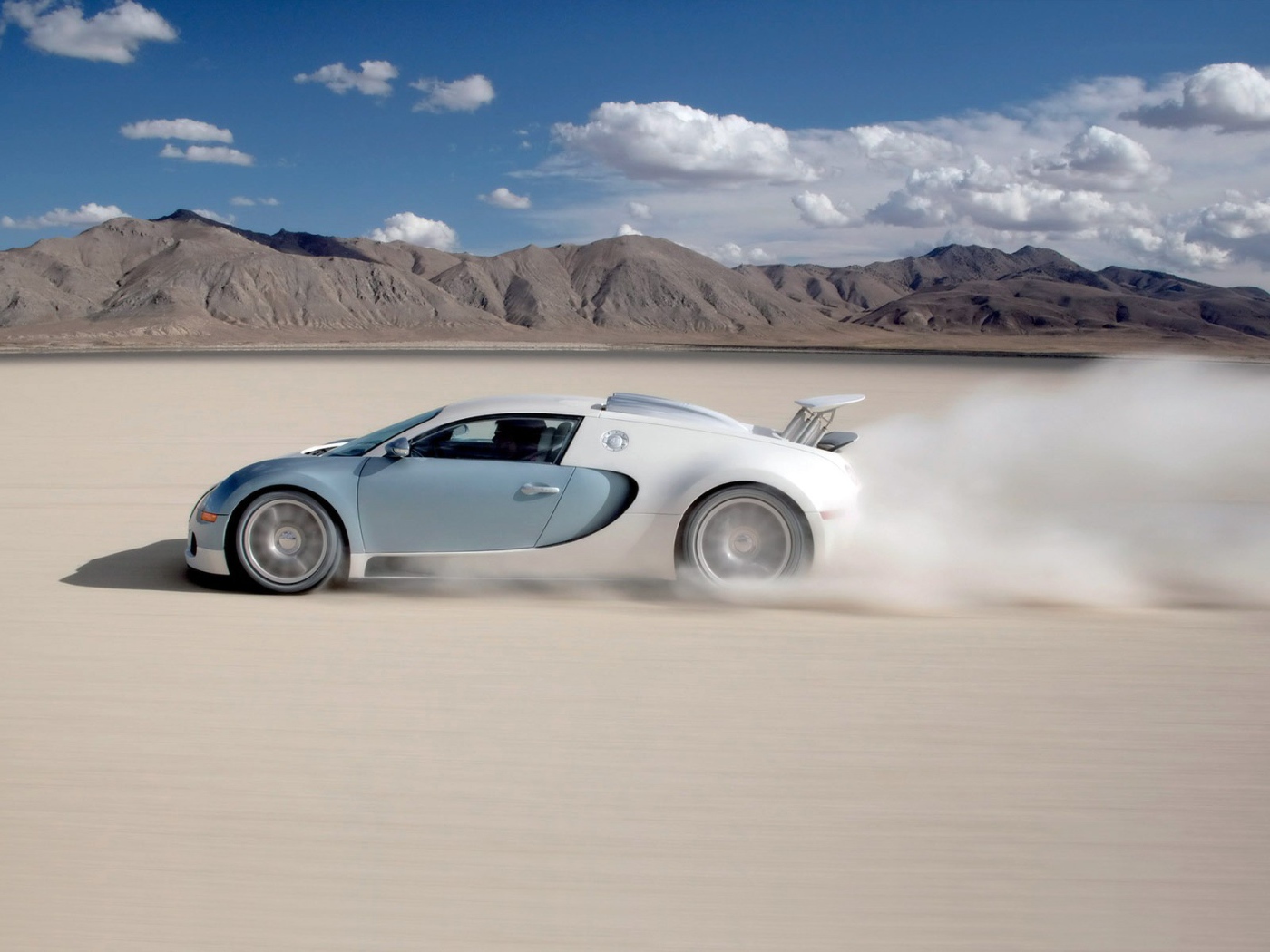 Поездка на автомобиле Бугатти по песку