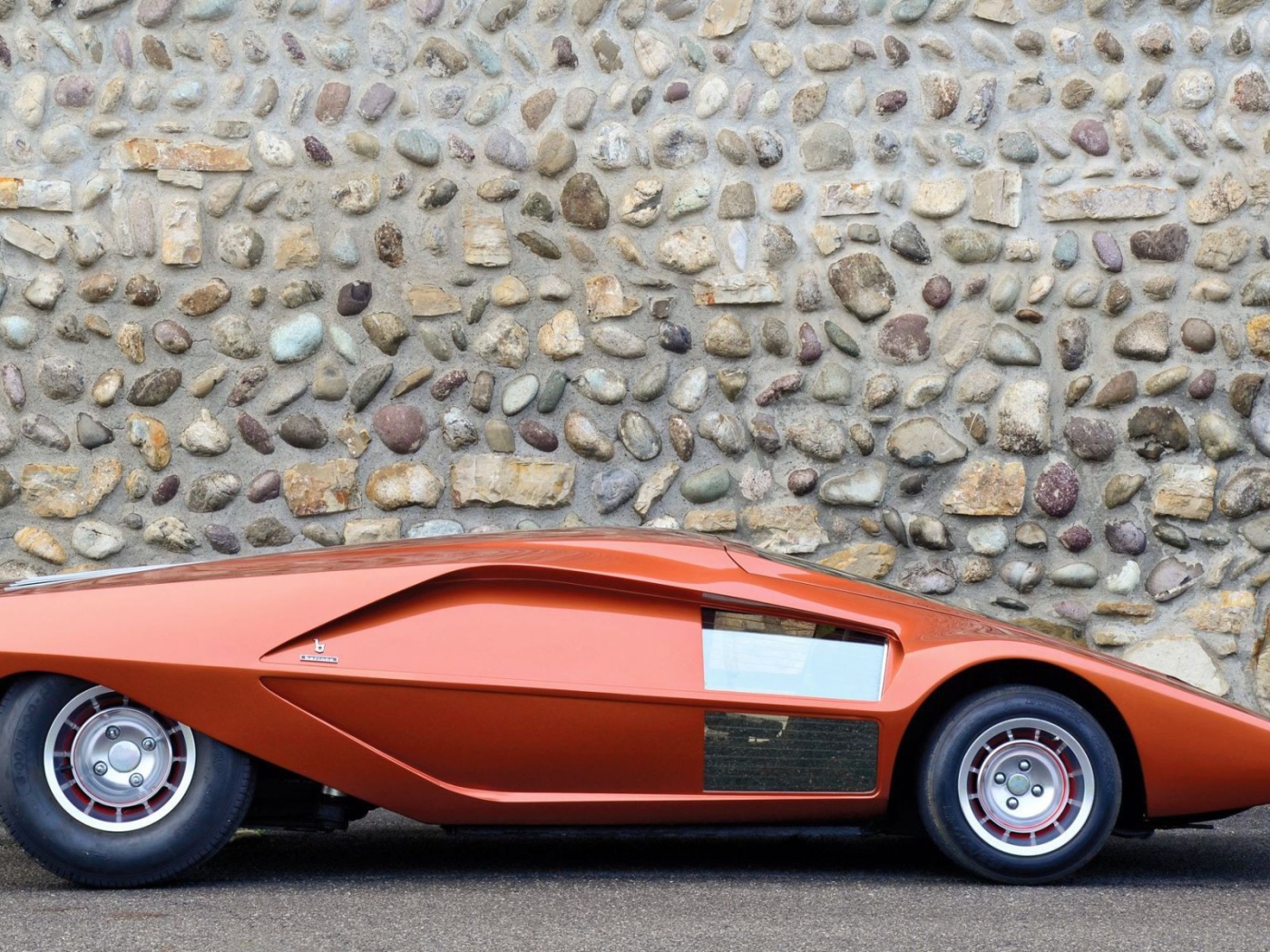 Футуристический автомобиль Lancia Stratos