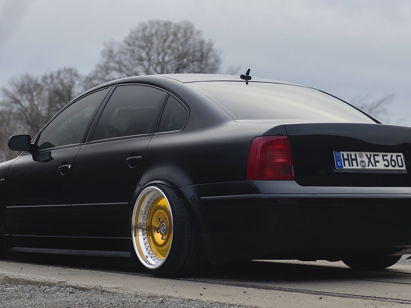 Золотые диски на автомобиле