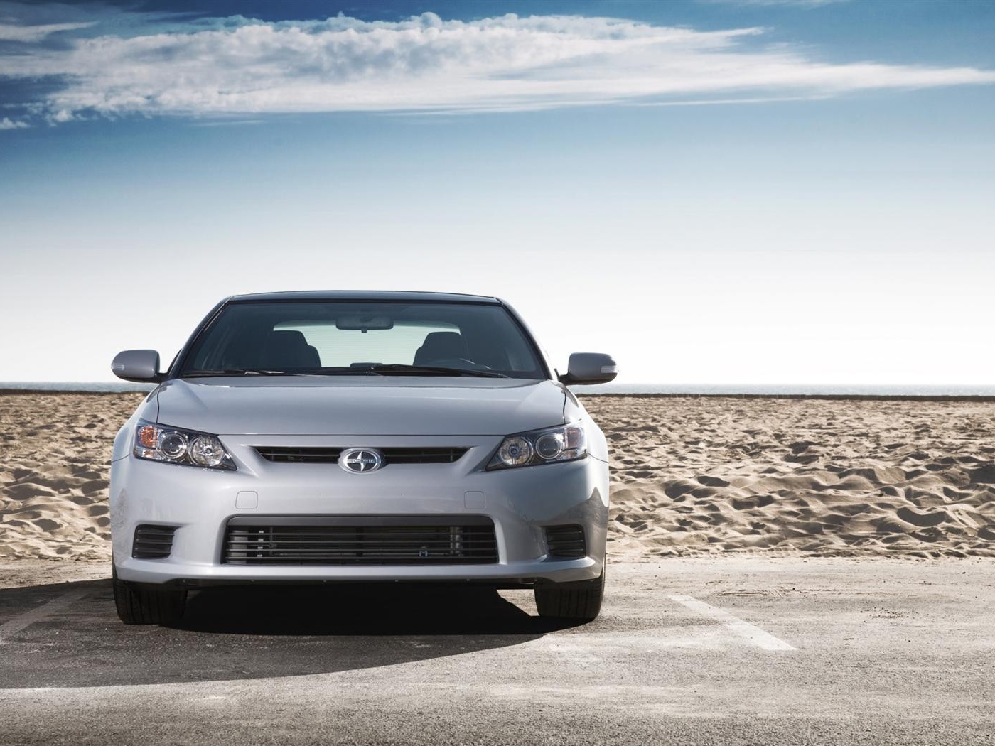Серый Scion на фоне песка