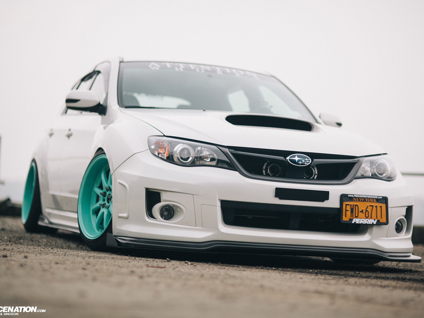 Светло зеленые диски у белого Subaru Impreza