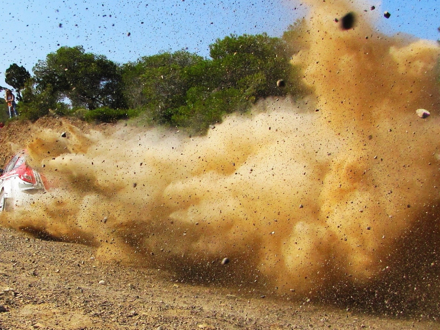 Выброс гравия из под колес автомобиля