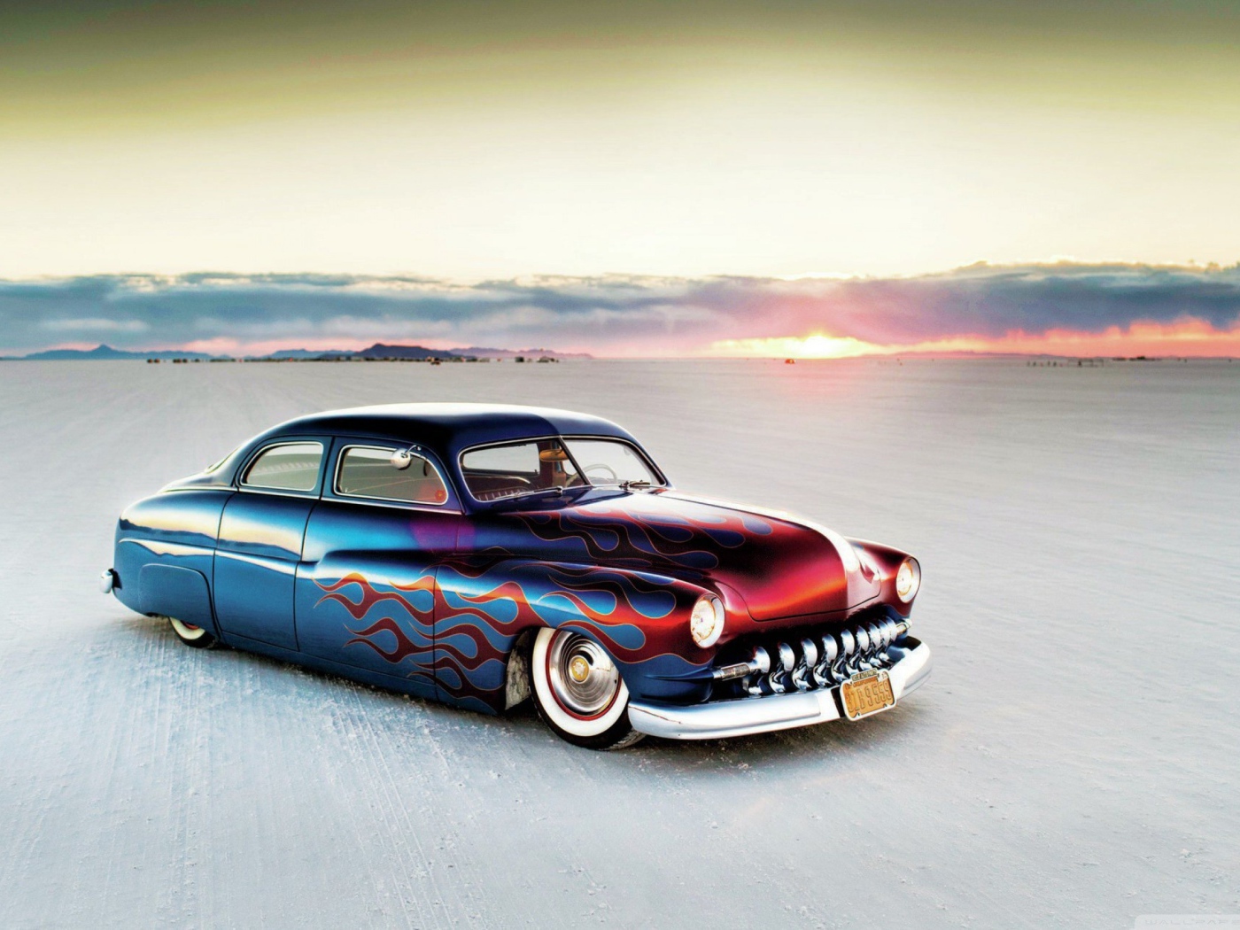 Раскрашенный хиппи автомобиль на пляже