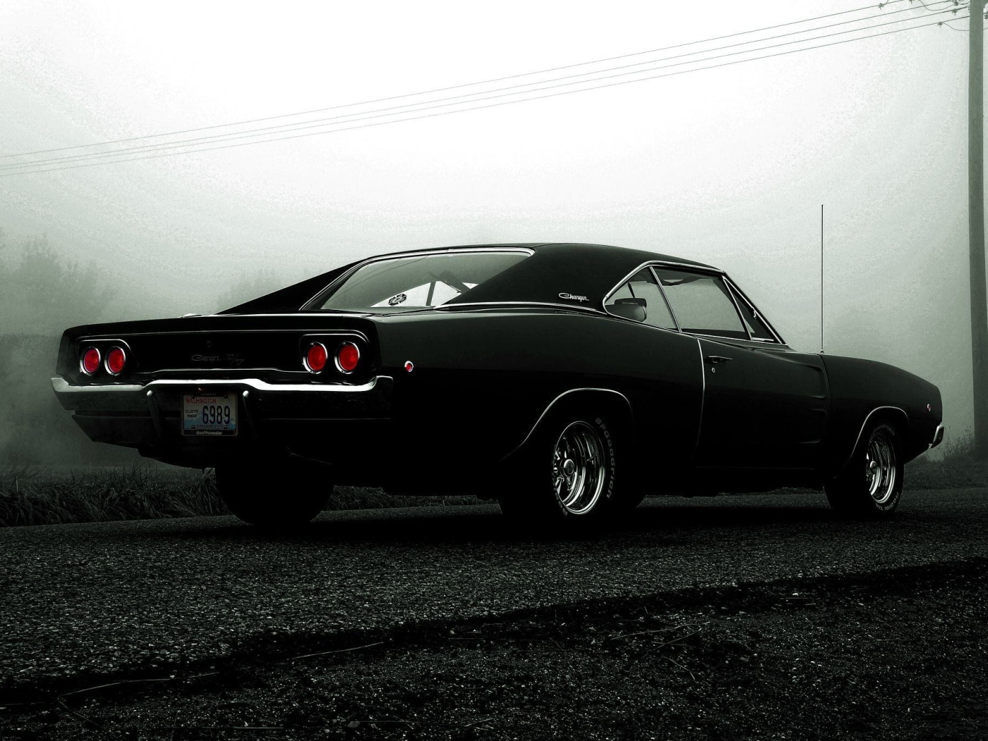 Мощный черный Dodge Charger