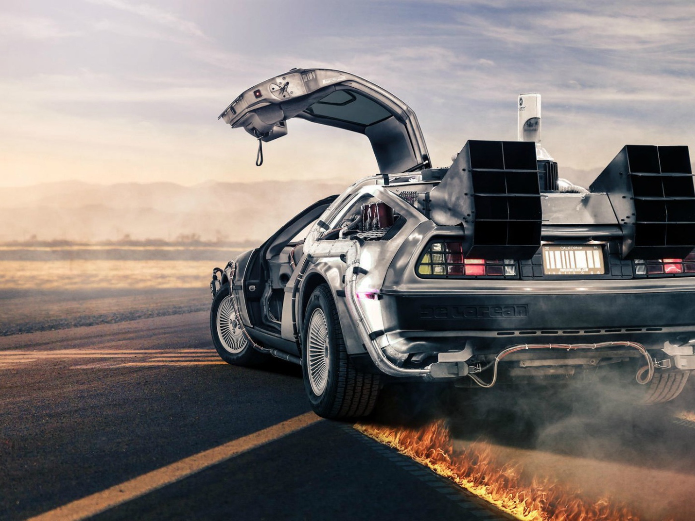 Мощный автомобиль DeLorean DMC-12