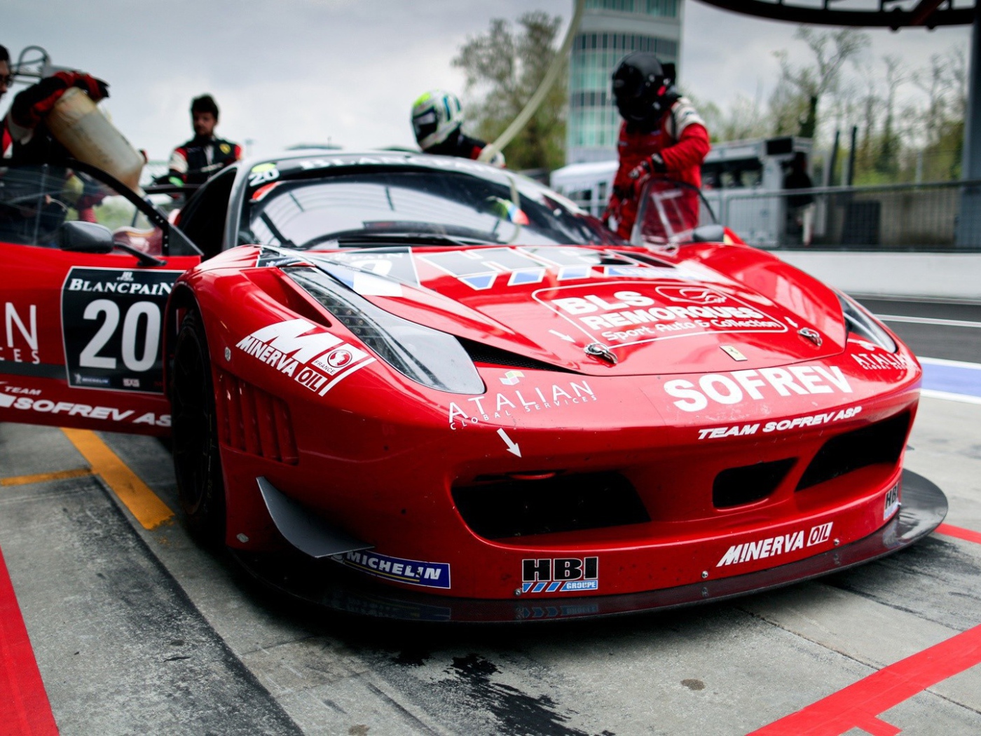 Подготовка гоночного автомобиля к старту