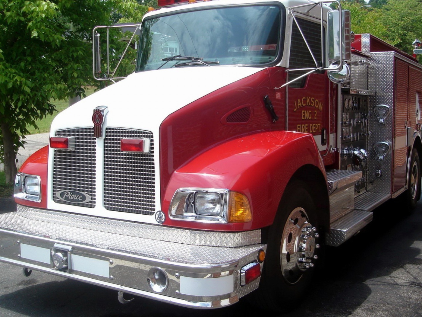 Красный пожарный автомобиль в США