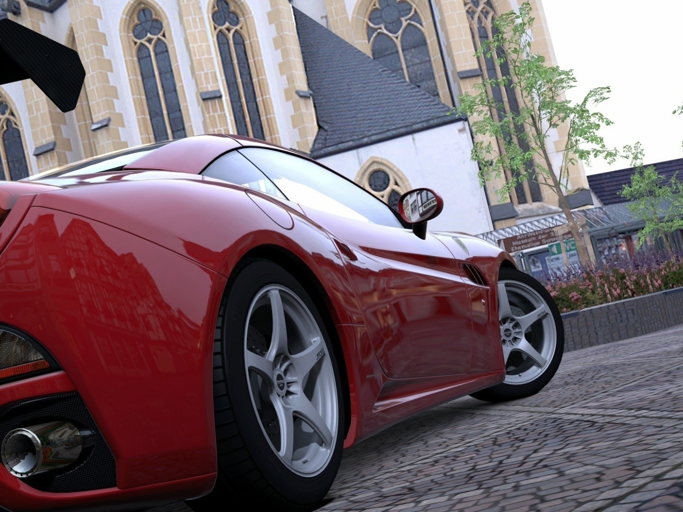 Красный спортивный автомобиль на площади у собора