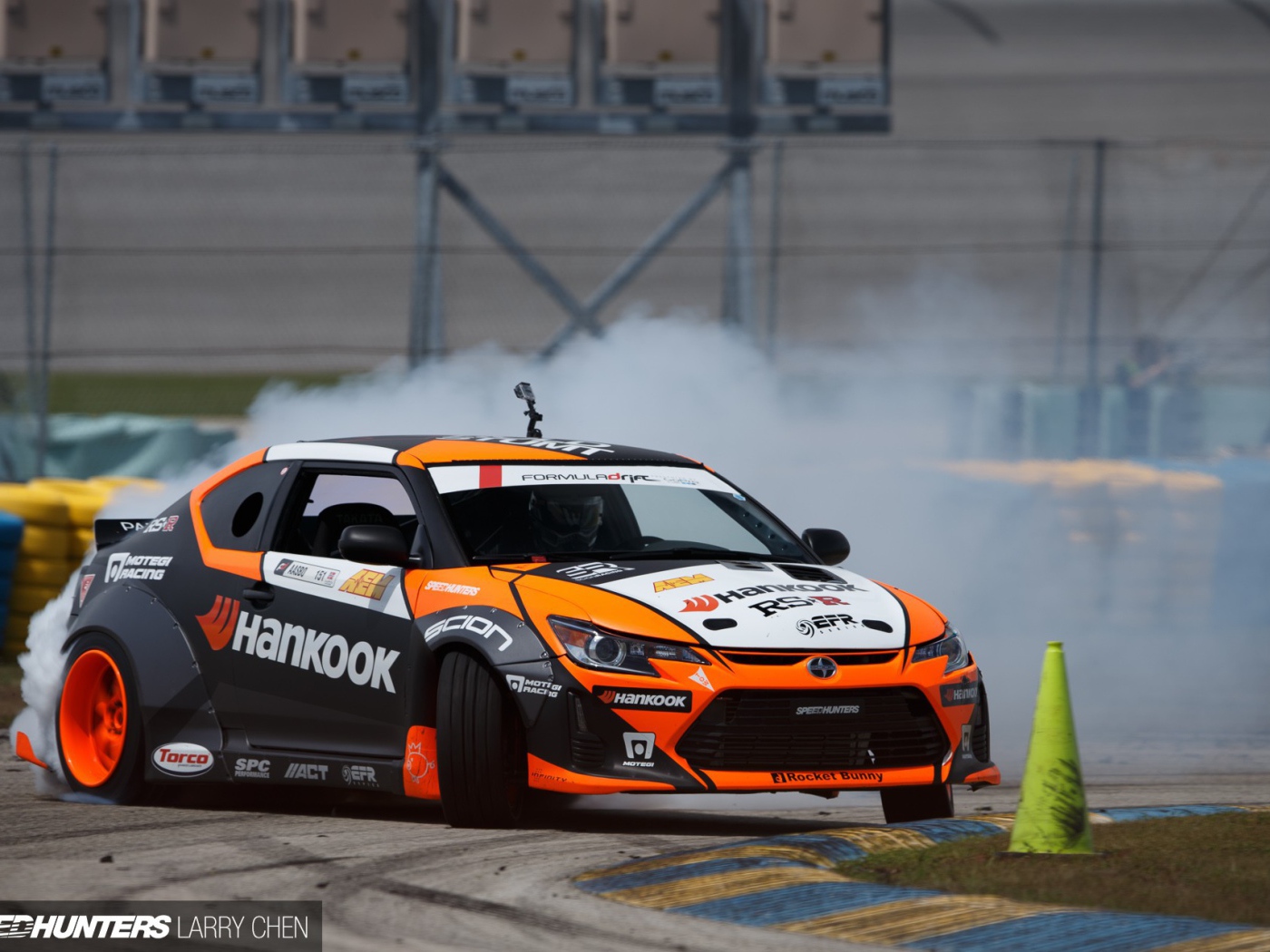 Автомобиль Scion на гоночном треке